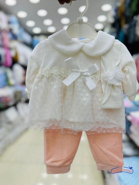 ابيض مع مشمشي