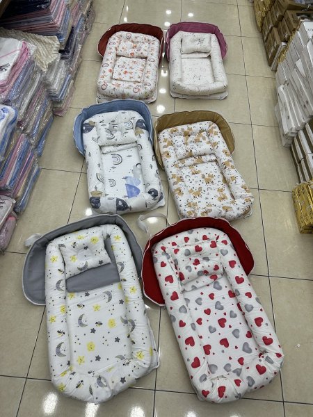 فرشة متنقلة مع سحاب مع مخده مع شنطة صغيرة لاغراض البيبي